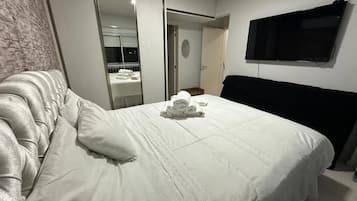 Familie appartement, 2 slaapkamers, balkon, uitzicht op de stad | Geluiddichte muren, een strijkplank/strijkijzer, gratis wifi