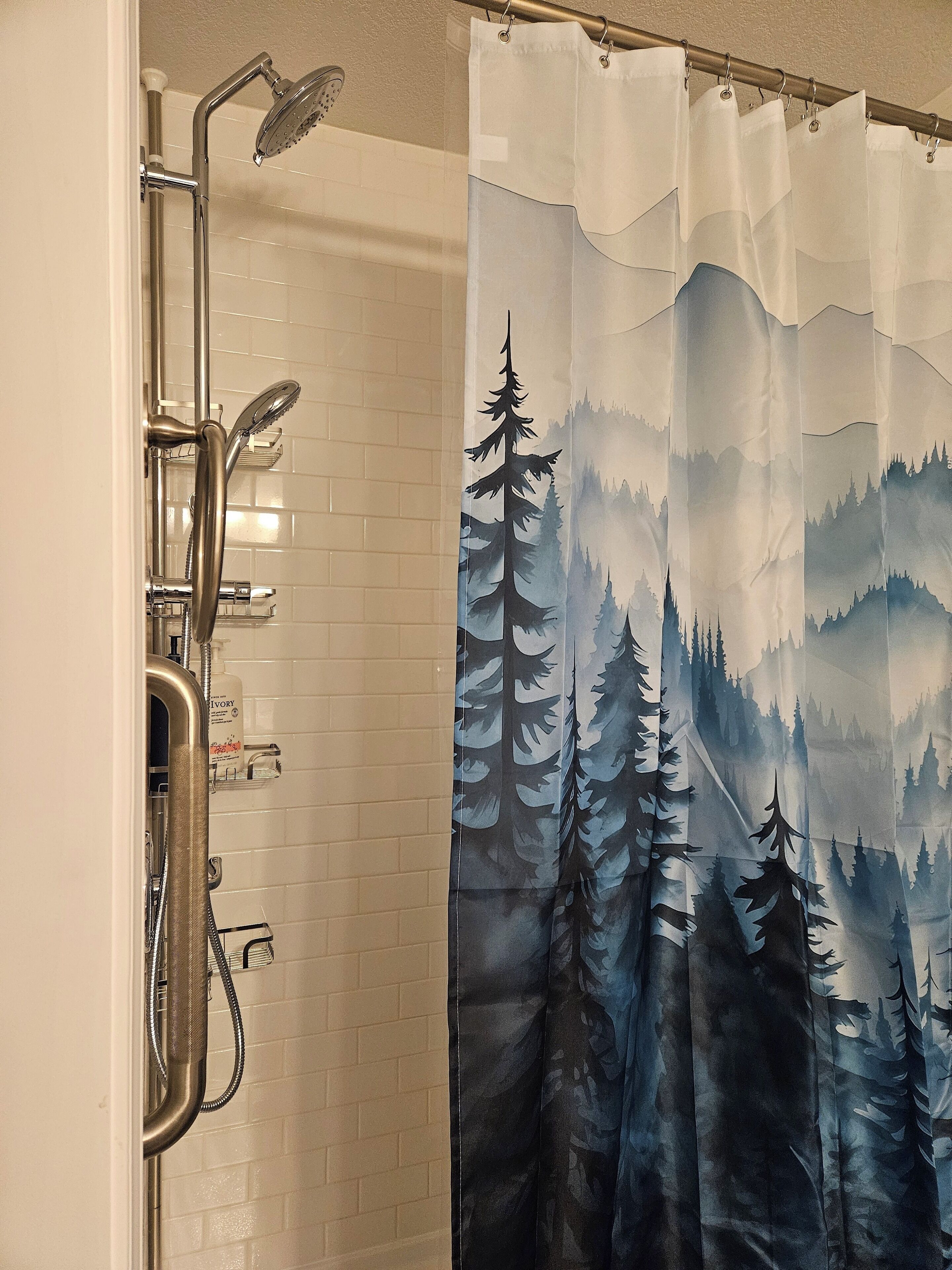 Chuveiro, secador de cabelo, toalhas de banho, sabonete