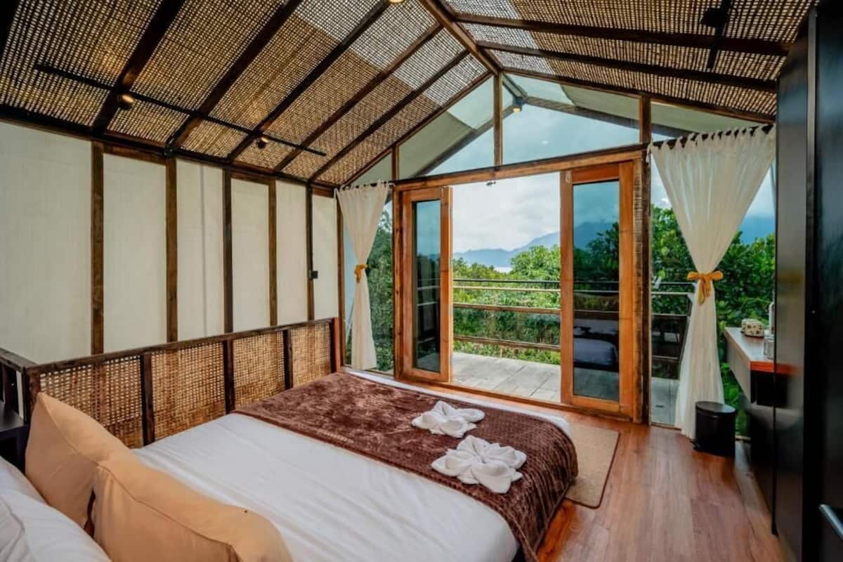 Casa de árbol Deluxe, 1 cama Queen size, balcón, vista a la montaña | Escritorio y wifi gratis 