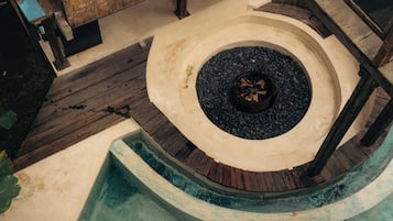 Hồ bơi ngoài trời