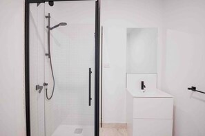 Shower, hair dryer, soap, shampoo - Palfreymans Arcade | Central NoHo 2 Bed Apartment - 2 (Hobart City)