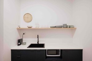 Réfrigérateur, micro-ondes, cafetière/bouilloire, grille-pain