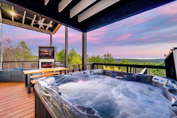 Terrace/patio - Mountain View in Broken Bow from the Deck with Heated Pool and Hot Tub (Broken Bow)