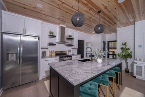Microwave, oven, stovetop, dishwasher - Mountain View in Broken Bow from the Deck with Heated Pool and Hot Tub (Broken Bow)