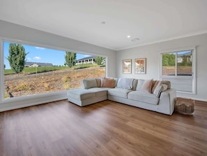 TV, offices - The Greenview • Countryside Calm • Millthorpe (Millthorpe)