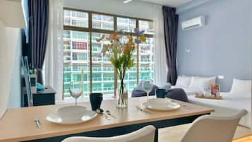 Estudi clàssic, 2 llits de matrimoni, balcó, vistes a la piscina | Cortines opaques, planxa i posts de planxar i wifi gratuïta