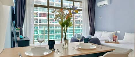 Estudio clásico, 2 camas Queen size, balcón, vista a la alberca | Cortinas blackout, tabla de planchar con plancha y wifi gratis