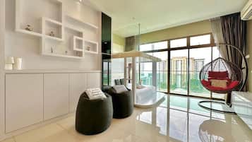 Studio Deluxe, 2 giường cỡ queen, ban công, quang cảnh hồ | Màn/rèm cản sáng, bàn ủi/dụng cụ ủi quần áo