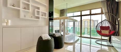 Deluxe Studio, 2 Queen Beds, Balcony, Lake View