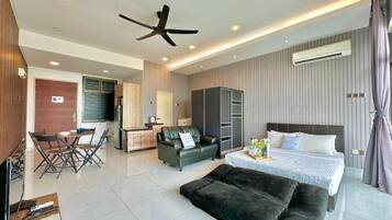 Superior Studio, 1 Queen Bed, Balcony, City View | Interior