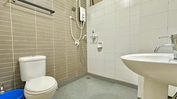 Classic Studio, 2 Queen Beds, Balcony, Pool View | Bathroom