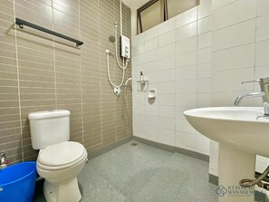 Classic-Studio, 2 Queen-Betten, Balkon, Poolblick | Badezimmer