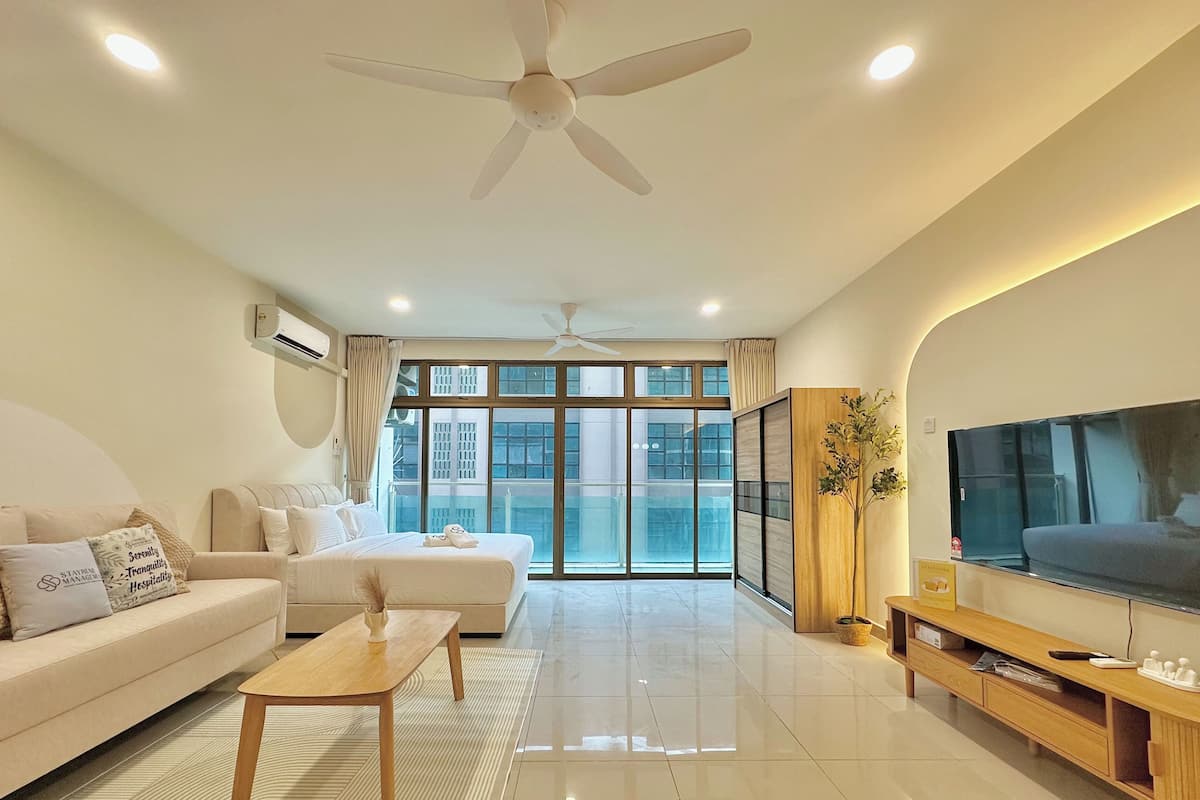 Studio, 1 Queen Bed, Non Smoking | Living area | Flat-screen TV
