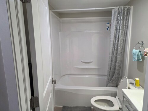 Serene 2-bedroom lodge with AC in charming Winnipeg