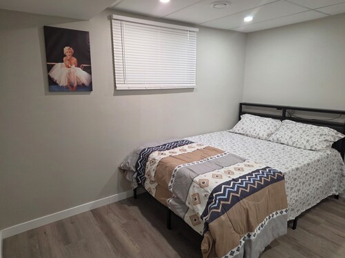 Serene 2-bedroom lodge with AC in charming Winnipeg