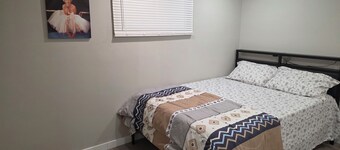 Serene 2-bedroom lodge with AC in charming Winnipeg