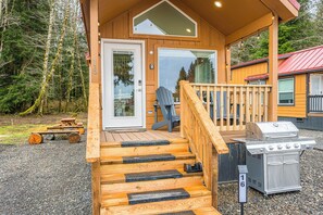 Exterior detail - Rainforest Tiny Home Retreat Floral Cottage (Forks)