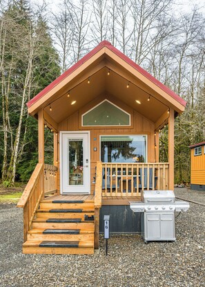 Exterior detail - Rainforest Tiny Home Retreat Floral Cottage (Forks)