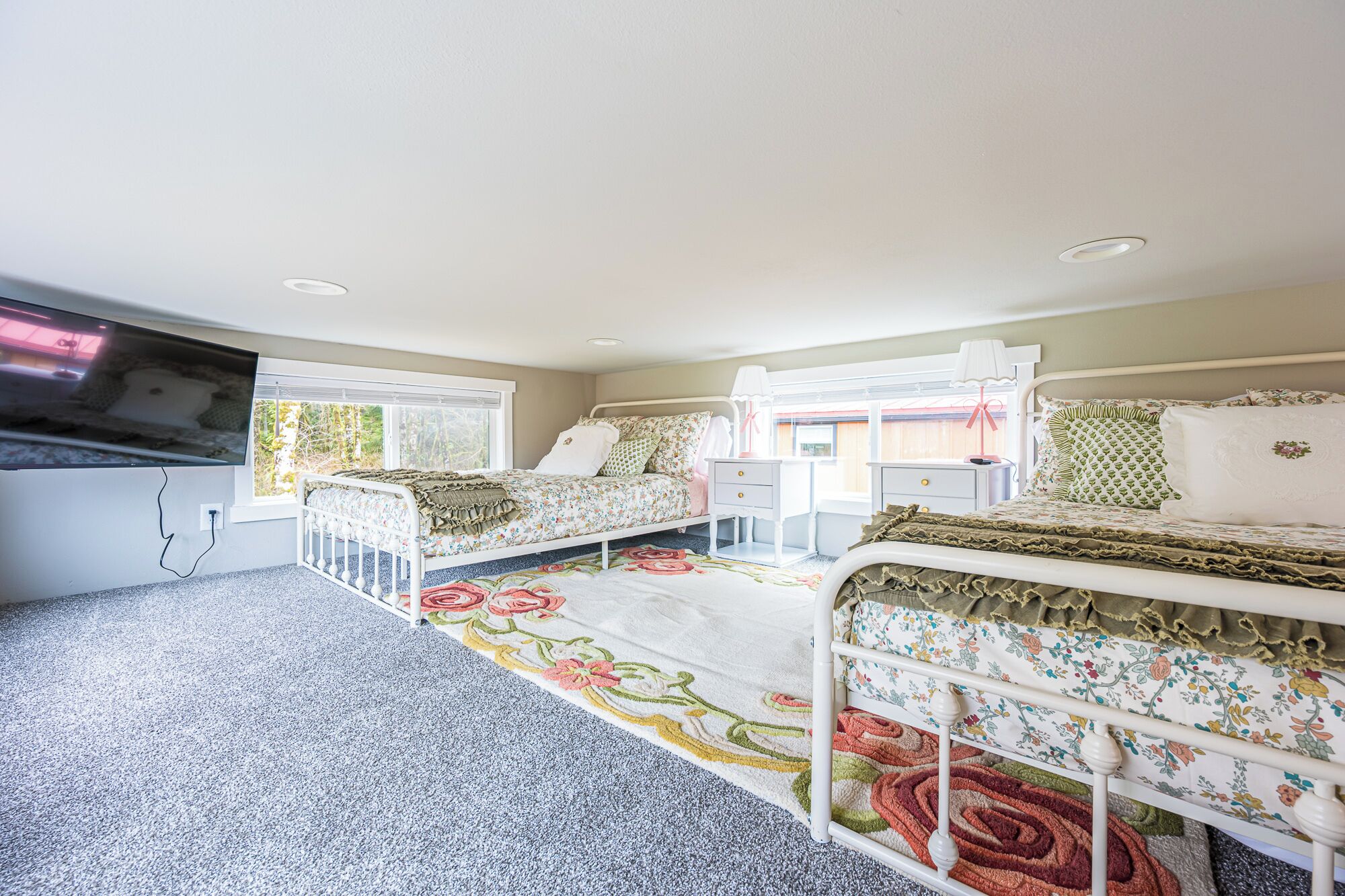 2 dormitorios, tabla de planchar con plancha, cuna de viaje