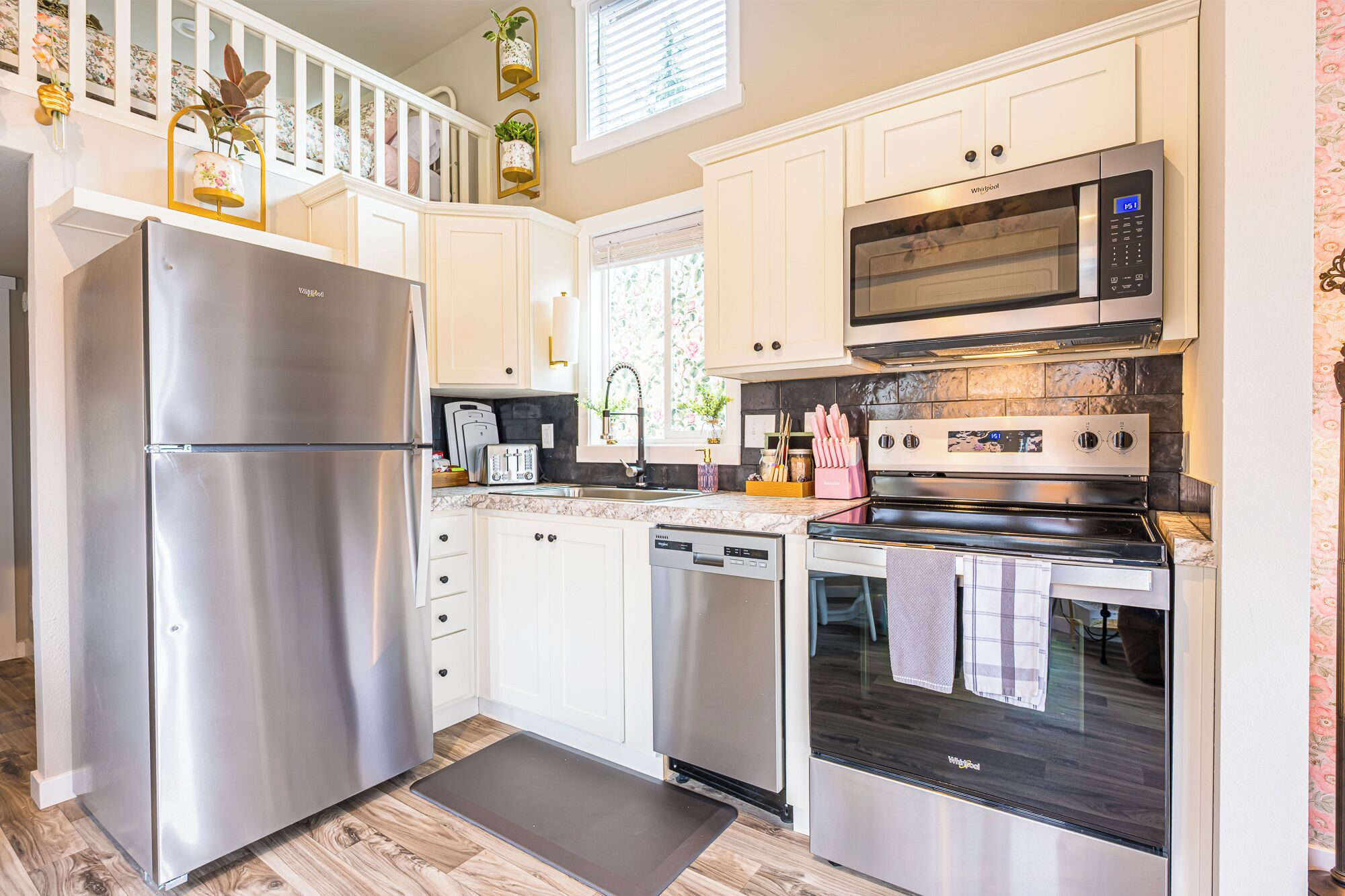 Réfrigérateur, micro-ondes, four, plaque de cuisson