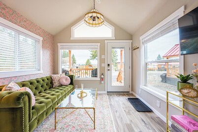 Rainforest Tiny Home Retreat Floral Cottage