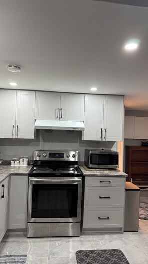 Fridge, microwave, oven, stovetop - Cozy 2 Bedroom Basement near YYZ & Downtown Toronto (Mississauga)