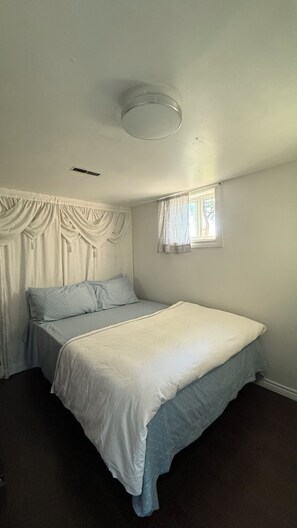 Iron/ironing board, WiFi, bed sheets - Cozy 2 Bedroom Basement near YYZ & Downtown Toronto (Mississauga)