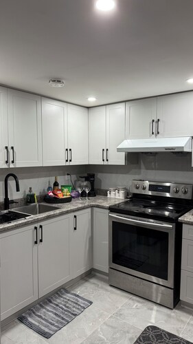 Cozy 2 Bedroom Basement near YYZ & Downtown Toronto