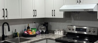 Cozy 2 Bedroom Basement near YYZ & Downtown Toronto