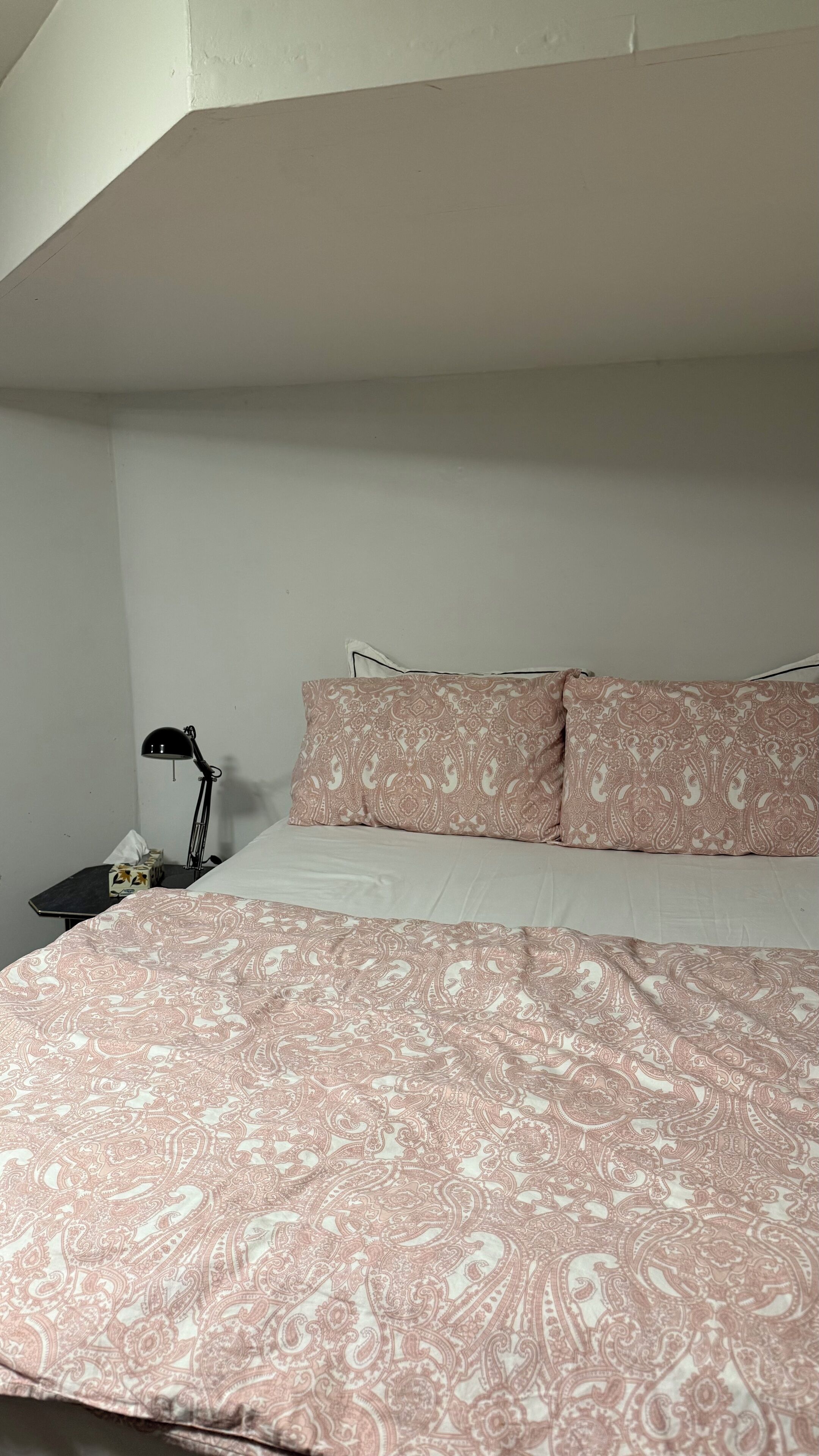 Silitysrauta/-lauta, Wi-Fi, vuodevaatteet