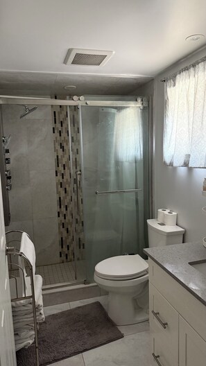 Shower, bidet, towels, soap - Cozy 2 Bedroom Basement near YYZ & Downtown Toronto (Mississauga)