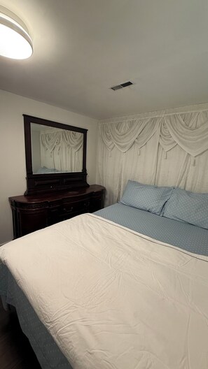 Iron/ironing board, WiFi, bed sheets - Cozy 2 Bedroom Basement near YYZ & Downtown Toronto (Mississauga)