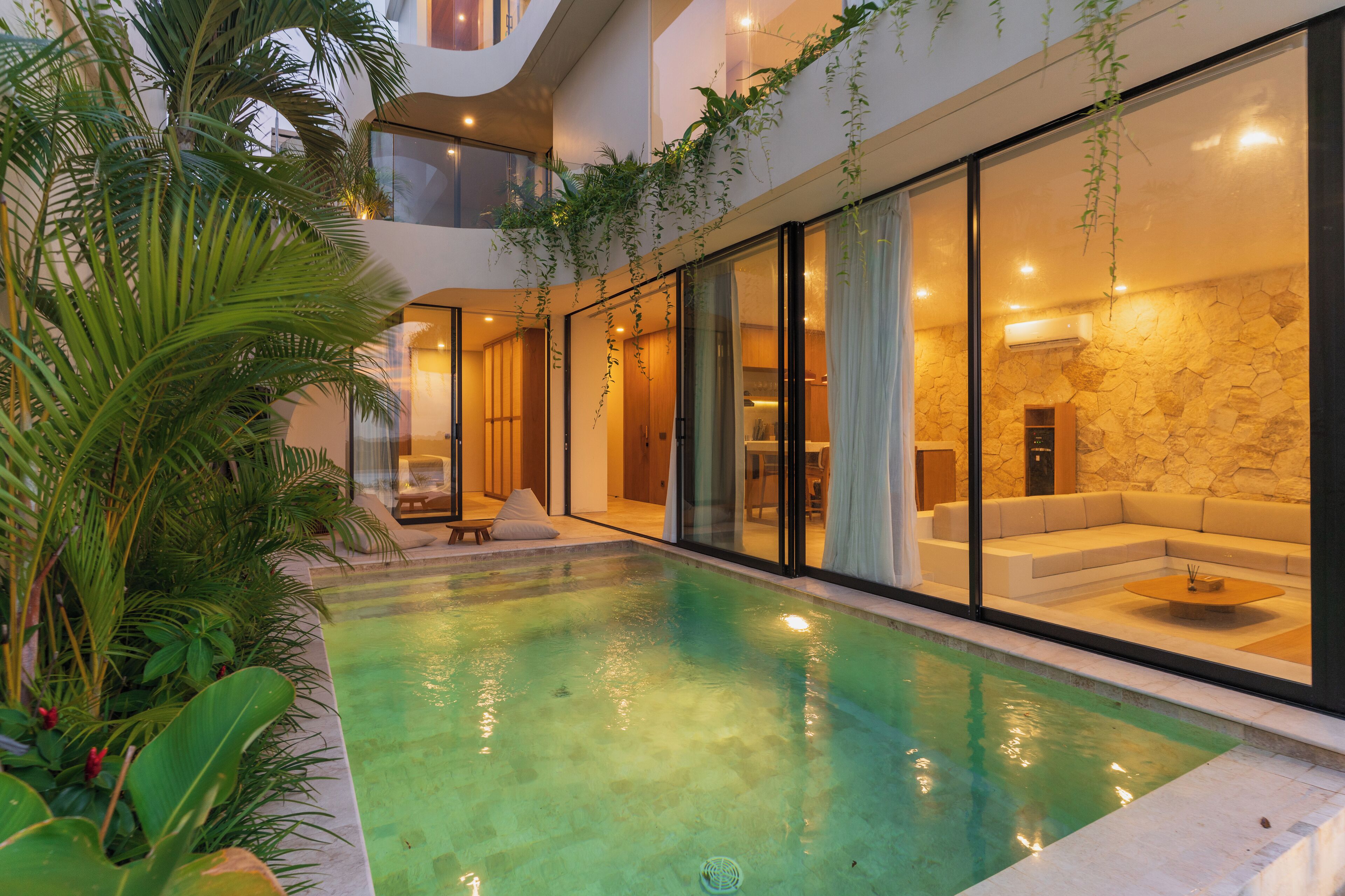 室外游泳池，日光浴躺椅