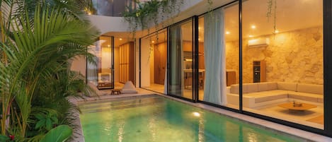 Utendørsbasseng og solsenger