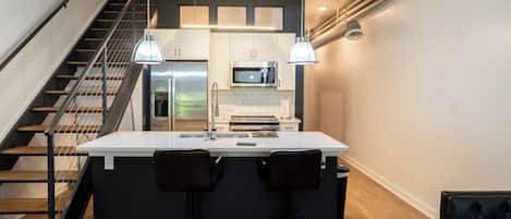 Refrigerador, microondas, horno y parrilla de estufa
