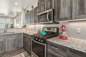 Fridge, microwave, oven, stovetop - Mountain View Retreat - Walk to Downtown Salida (Salida)
