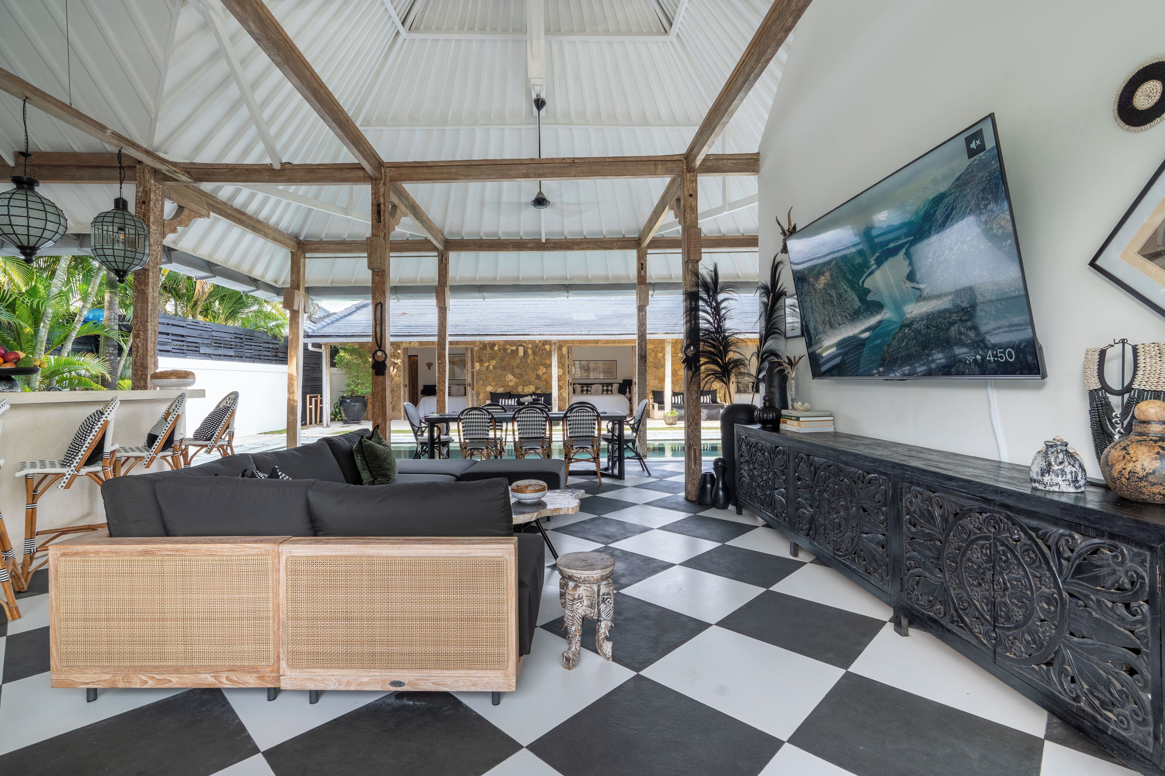 Villa | Wohnzimmer | 43-Zoll-Smart-TV mit Digitalempfang