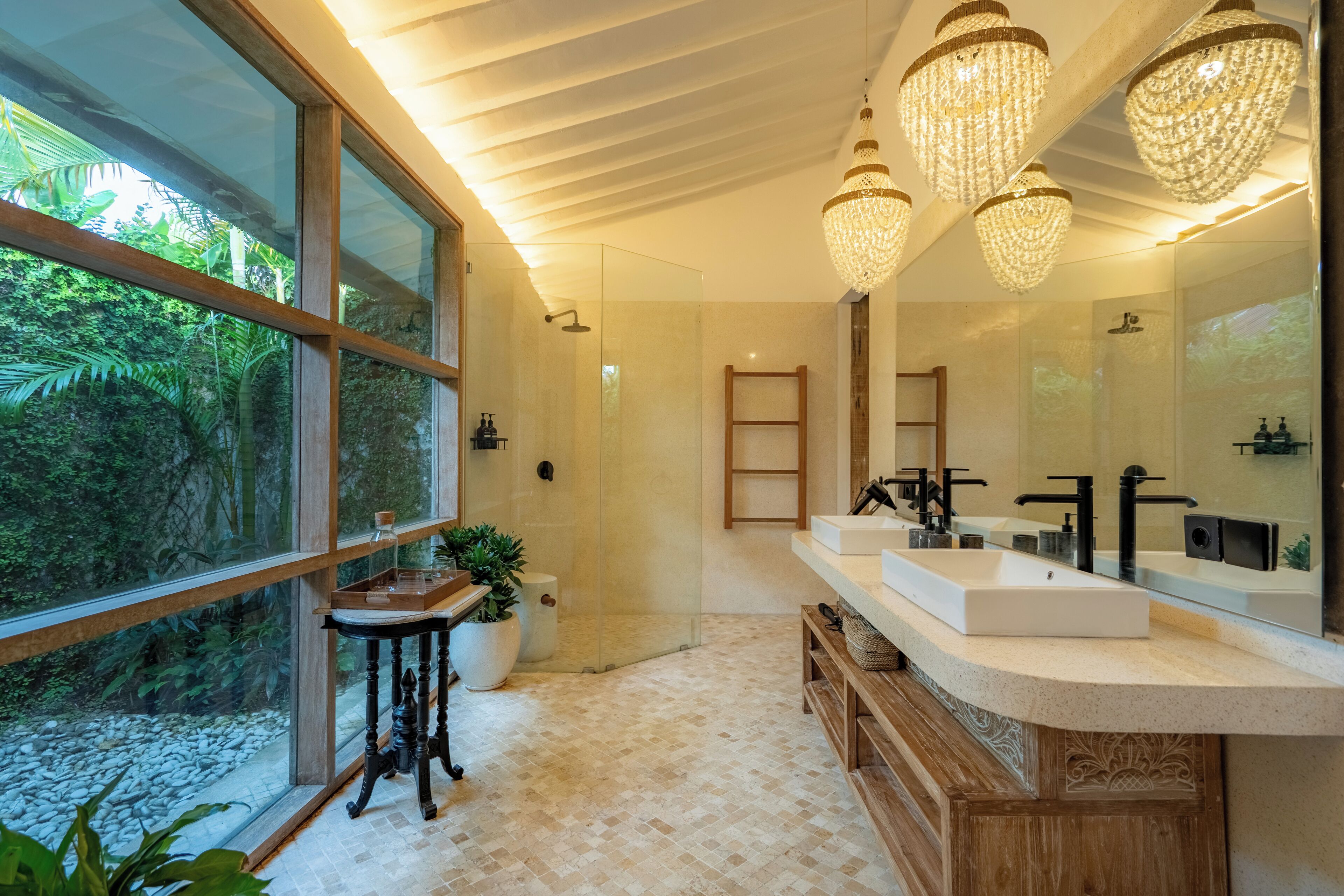 Une salle de bain moderne avec une grande fenêtre, un lavabo et un miroir.