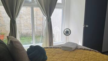 3 bedrooms, iron/ironing board, free WiFi, wheelchair access
