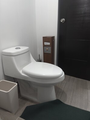 Dusche, umweltfreundliche Kosmetikartikel, Handtücher, Seife