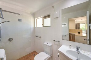 Hair dryer, towels, toilet paper - Riverside Retreat, Noosaville (Noosaville)