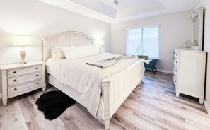 4 bedrooms, desk, free WiFi, bed sheets - Lakefront w/Hot Tub/Dock/Backyard Trail Access/2 Min to OZ Trails Bike Park (Bella Vista)
