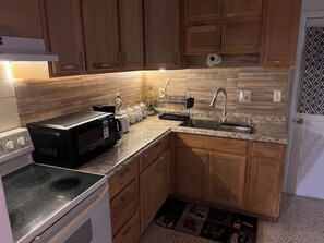 Private kitchen - 3-bedroom townhome in soothing Sarasota with AC and comfort (Sarasota)