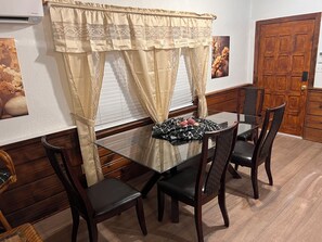 Dining - 3-bedroom townhome in soothing Sarasota with AC and comfort (Sarasota)