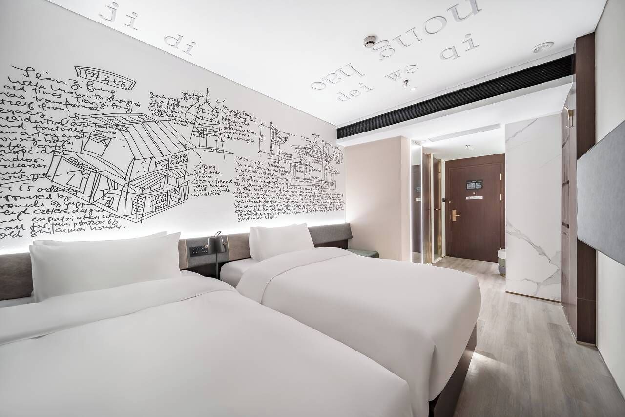 Espacio para trabajar con laptop y tabla de planchar con plancha 