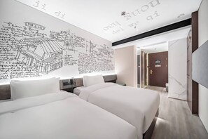 Espacio para trabajar con laptop y tabla de planchar con plancha 