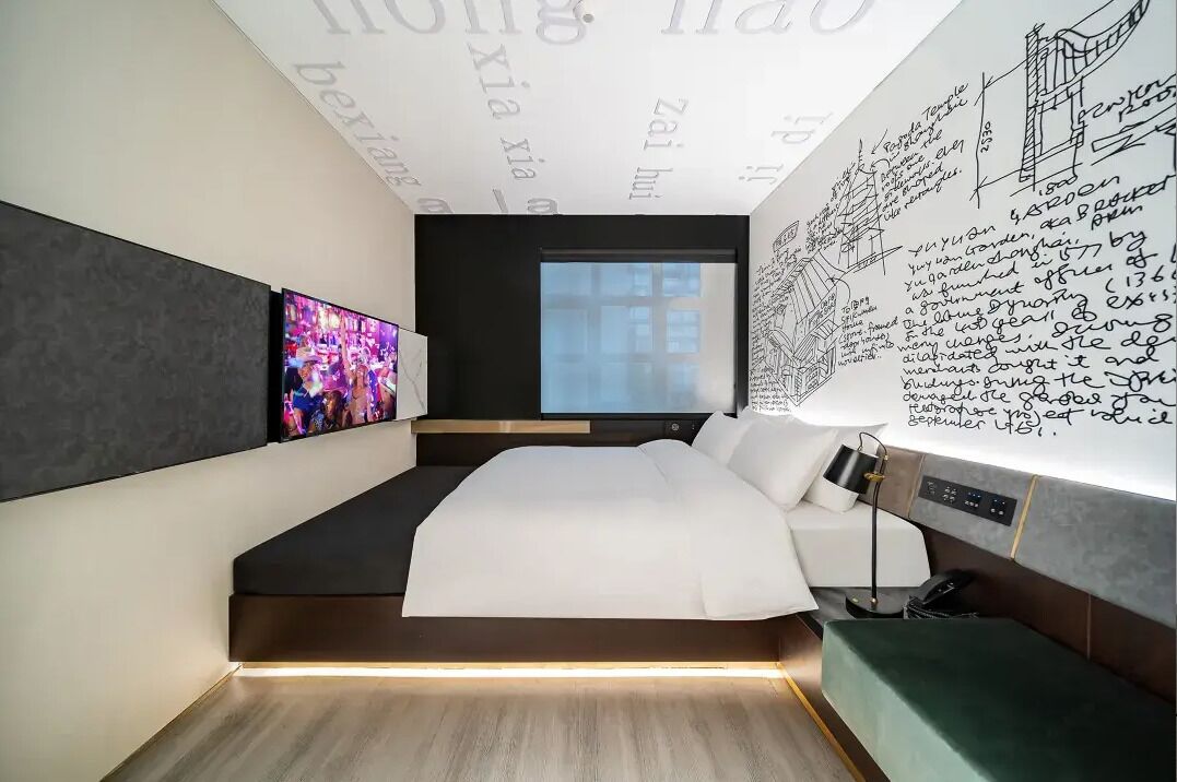 Espacio para trabajar con laptop y tabla de planchar con plancha 