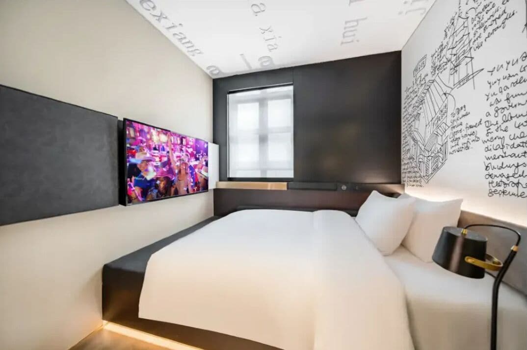 Espacio para trabajar con laptop y tabla de planchar con plancha 