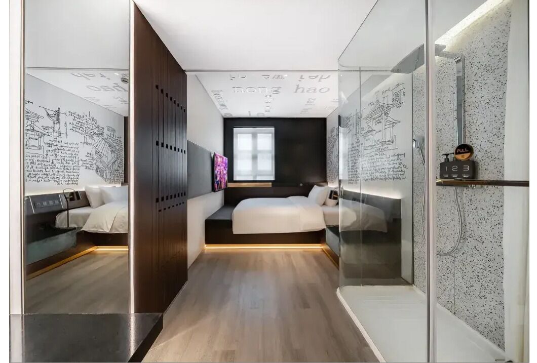 Espacio para trabajar con laptop y tabla de planchar con plancha 