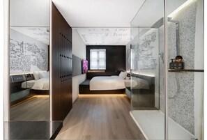 Espacio para trabajar con laptop y tabla de planchar con plancha 